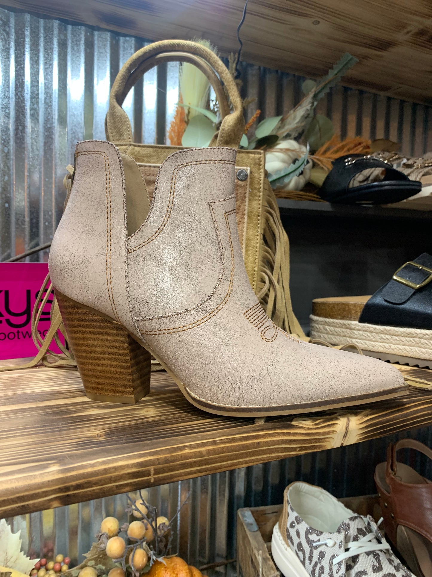 Corkys Smoke Show - cream crackle