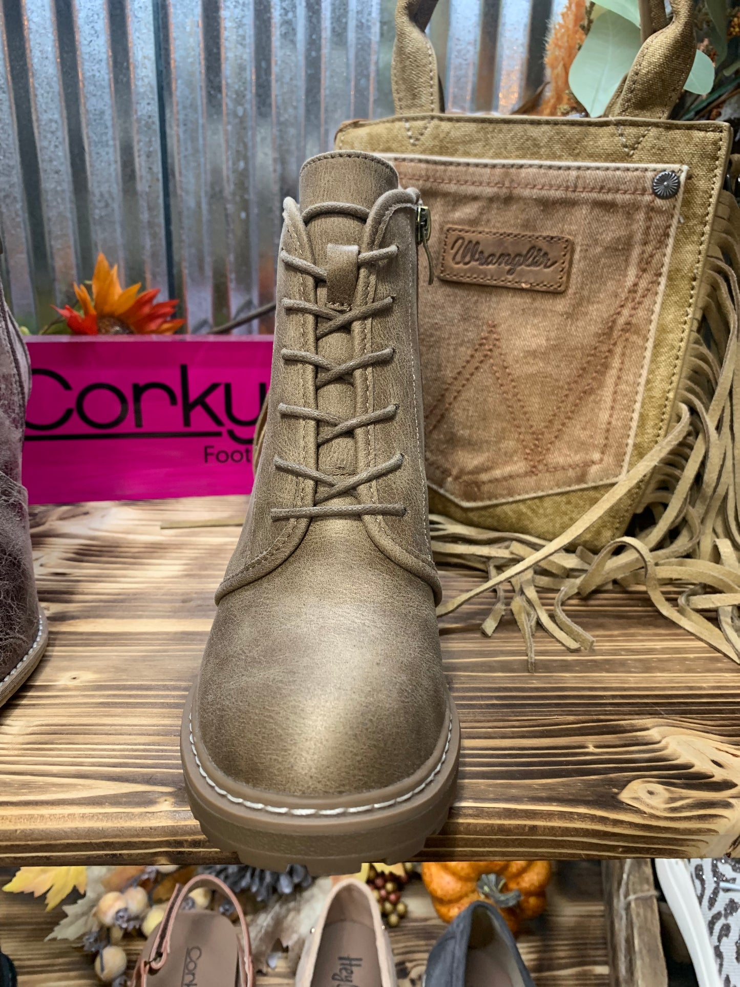 Corkys Broomstick - tan