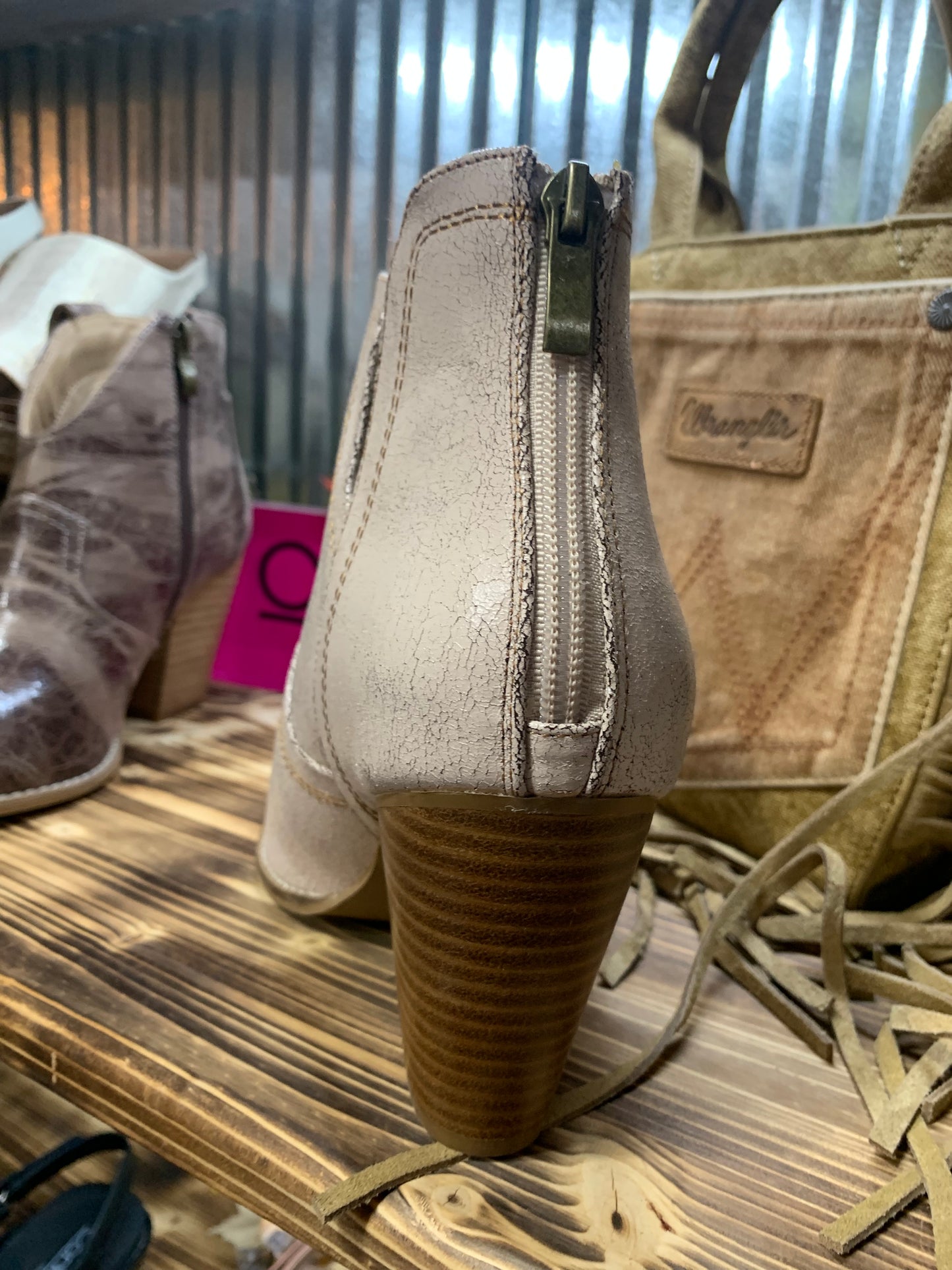 Corkys Smoke Show - cream crackle