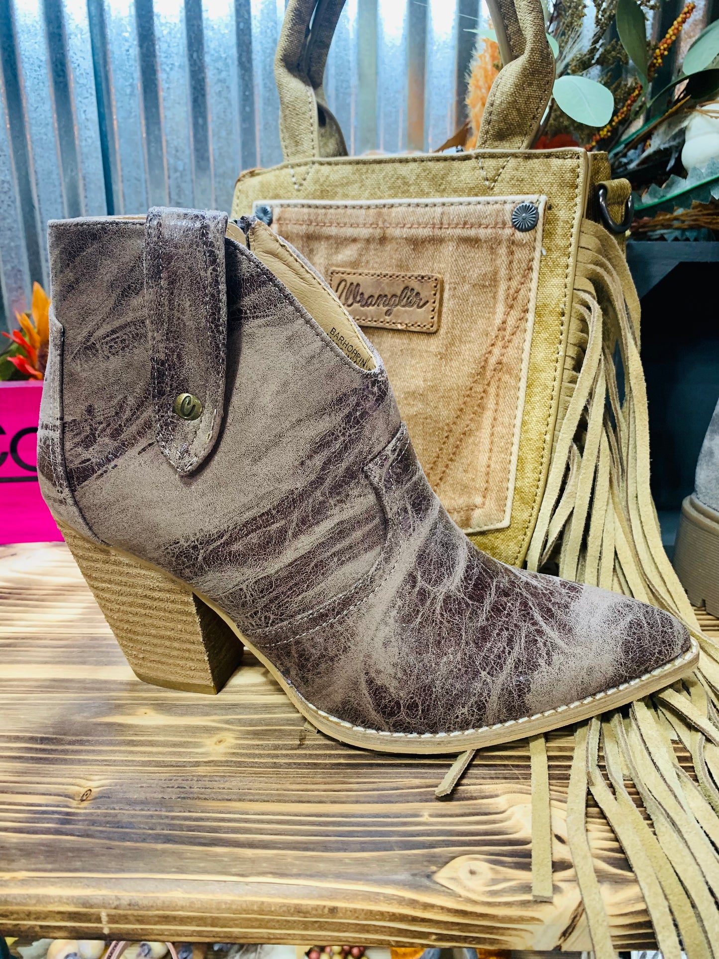 Corkys Bar Hoppin - taupe