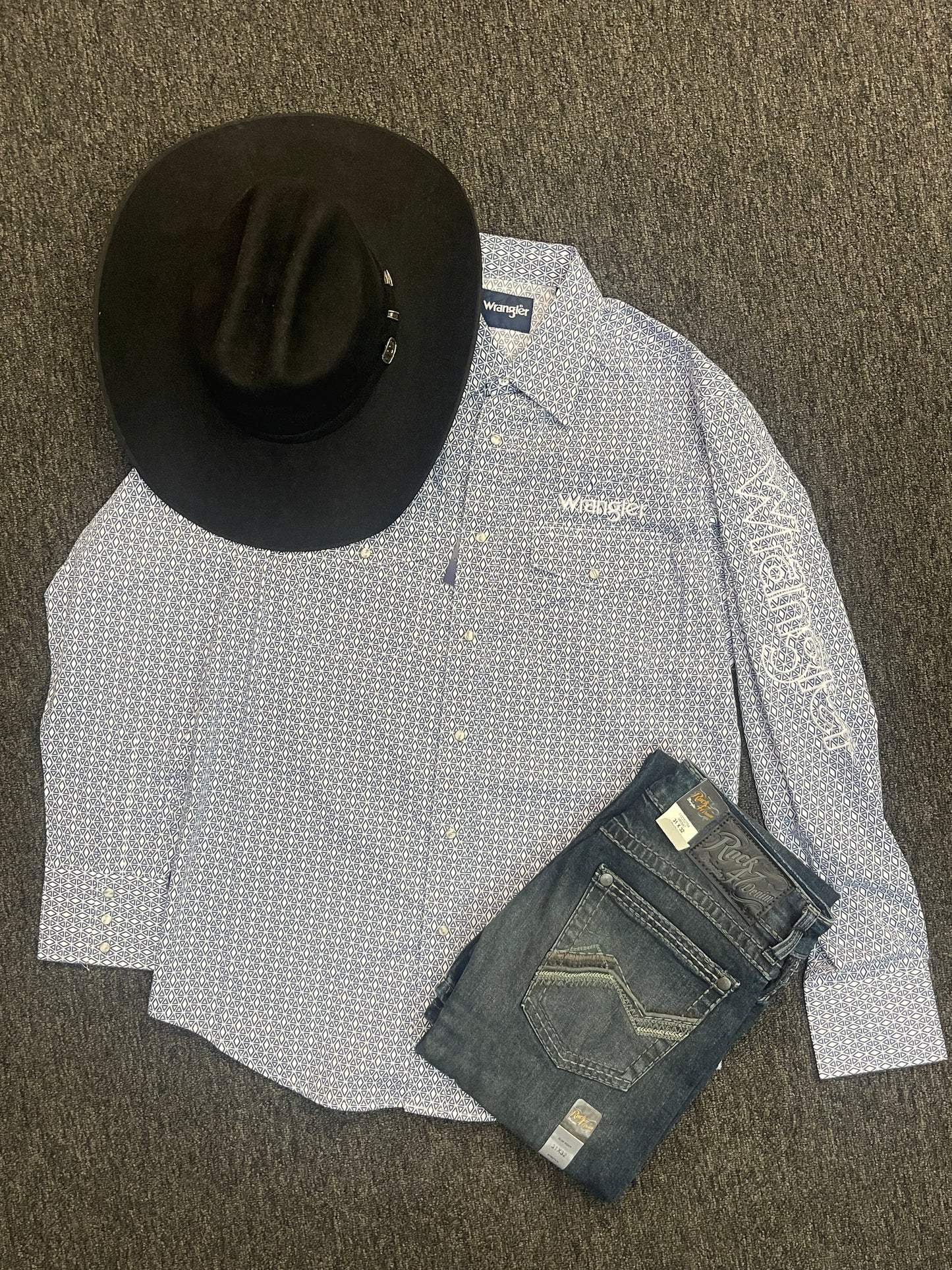 MEN'S WRANGLER LOGO LONG SLEEVE WESTERN SNAP SHIRT IN WHITE/BLUE