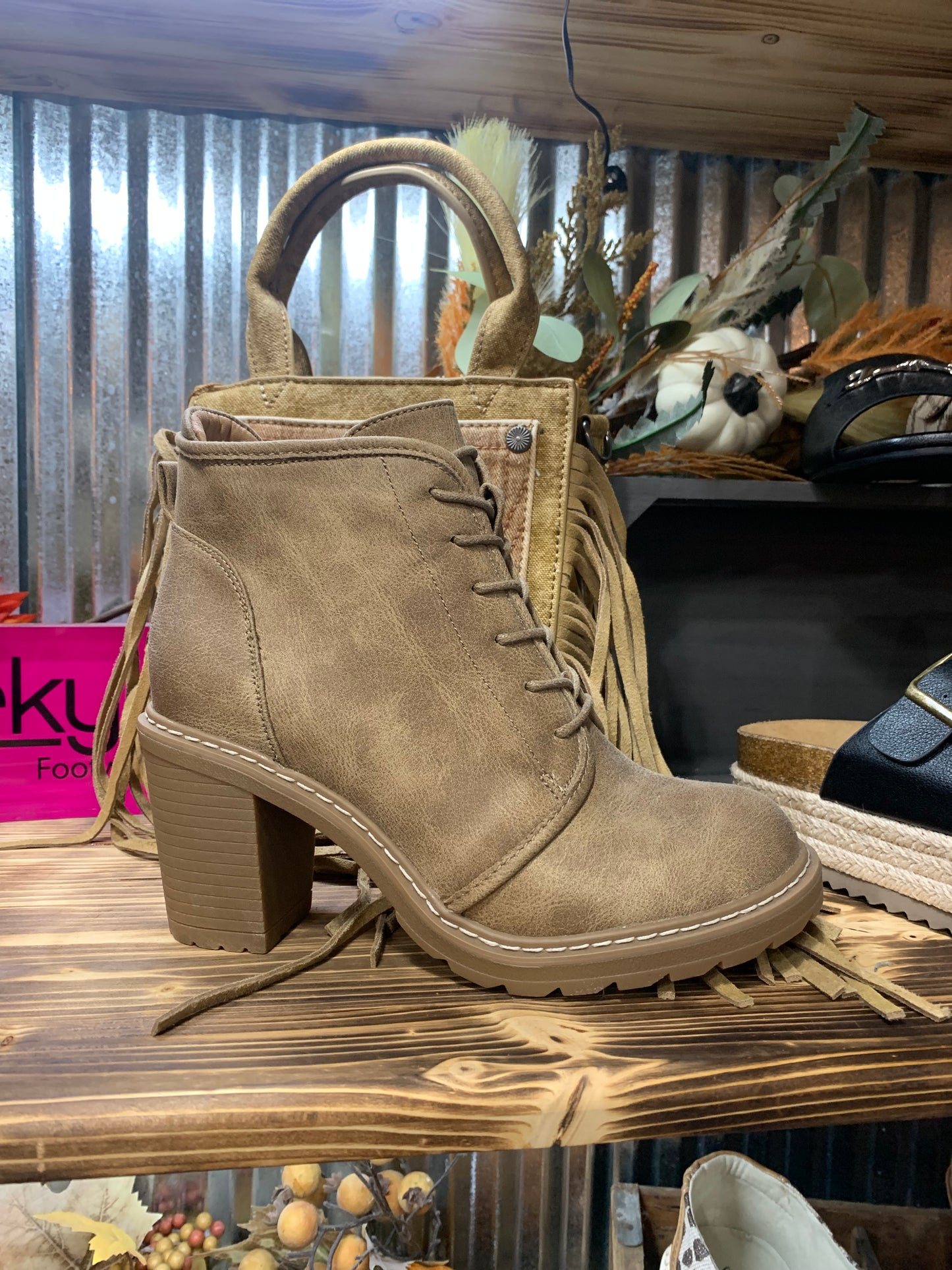 Corkys Broomstick - tan