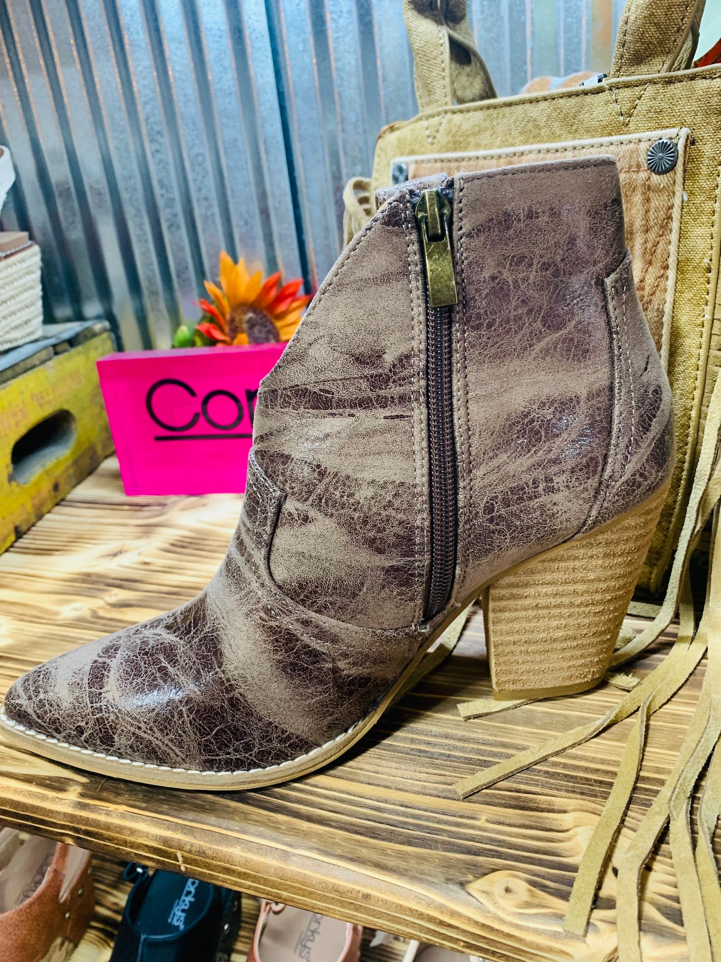 Corkys Bar Hoppin - taupe