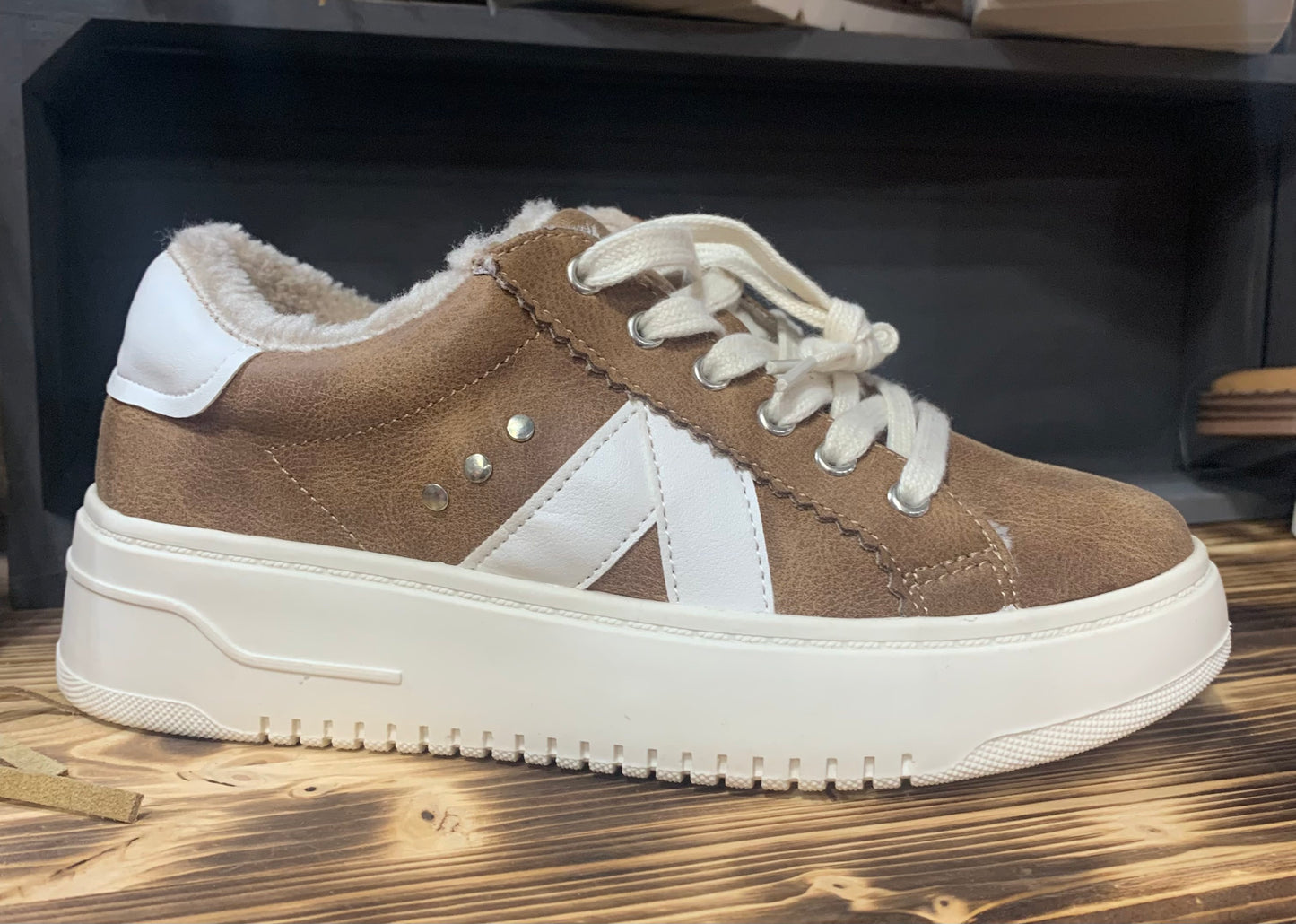 Corkys Tailgate - tan