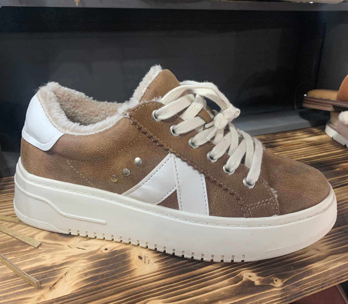 Corkys Tailgate - tan