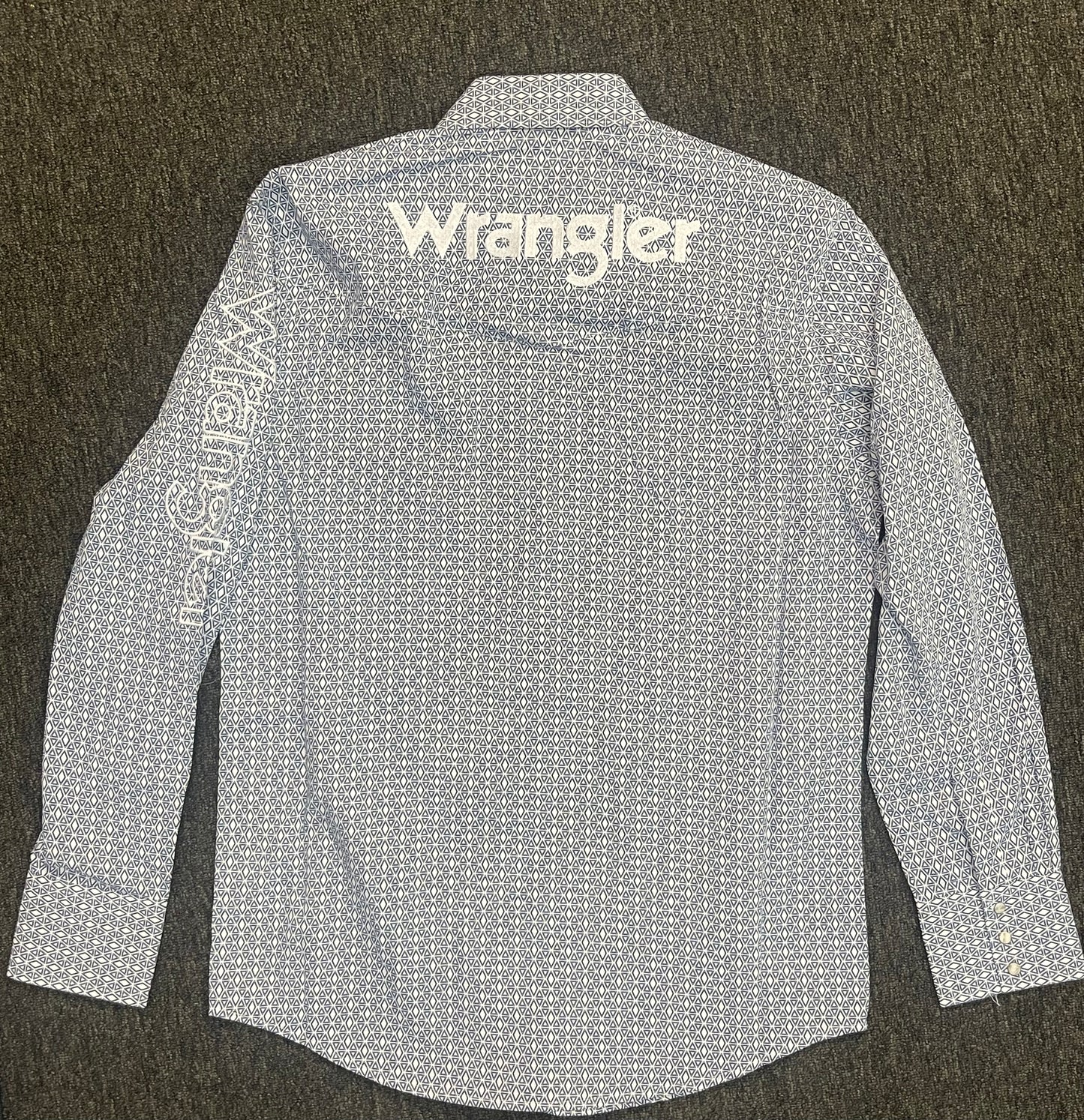 MEN'S WRANGLER LOGO LONG SLEEVE WESTERN SNAP SHIRT IN WHITE/BLUE