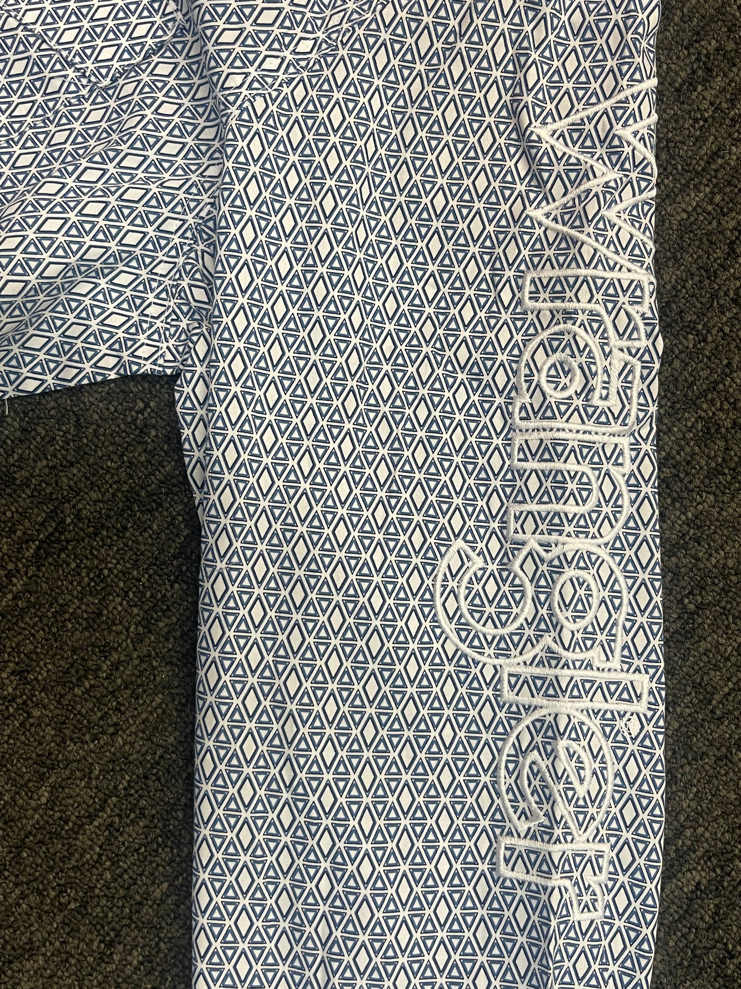 MEN'S WRANGLER LOGO LONG SLEEVE WESTERN SNAP SHIRT IN WHITE/BLUE