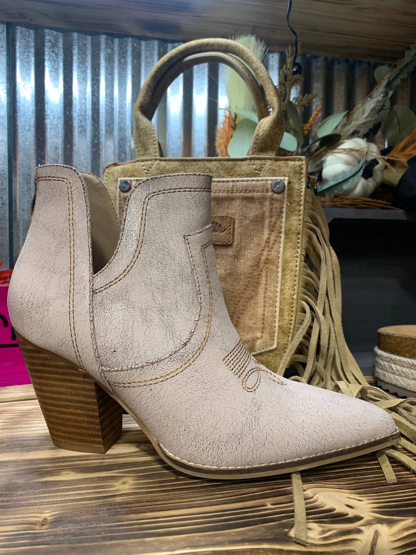 Corkys Smoke Show - cream crackle